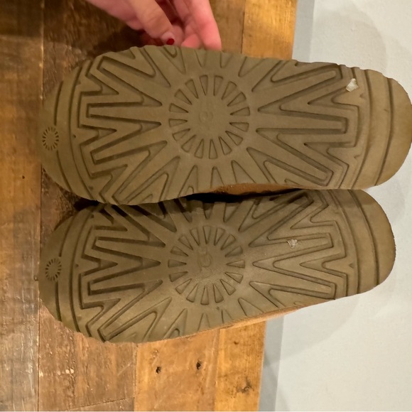 UGG Brown Low Top Boot w/ Laces - Picture 6 of 8